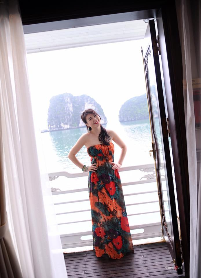 Người đẹp 45 tuổi mặc đầm cúp ngực khoe đôi vai trần nõn nà.