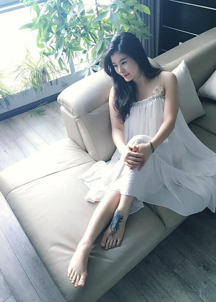 Ít ai biết, “tiểu tam” Kim Oanh ngoài đời đã bước sang tuổi 45. Diễn viên Kim Oanh luôn nhận được khen ngợi trẻ trung, xinh đẹp. Không chỉ gương mặt "hack" tuổi, cô cũng là người trung thành với phong cách thời trang gợi cảm khiến nhiều gái trẻ phải chạy dài.