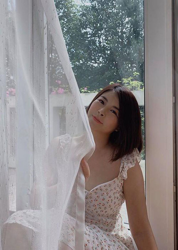 Hình ảnh Kim Oanh ăn mặc gợi cảm, quyến rũ ở tuổi 45 gây chú ý.