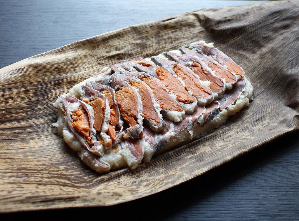 Funazushi (cá chép lên men) được xem là khởi nguồn của sushi. Để làm món ăn kỳ lạ này, cá chép funa của Nhật sẽ được để lên men từ một đến vài năm, tạo ra mùi và vị đặc trưng. Tuy nhiên, cũng như những món lên men khác, Funazushi có mùi vị rất khó ngửi và vị chua khiến không phải ai cũng dám thưởng thức.