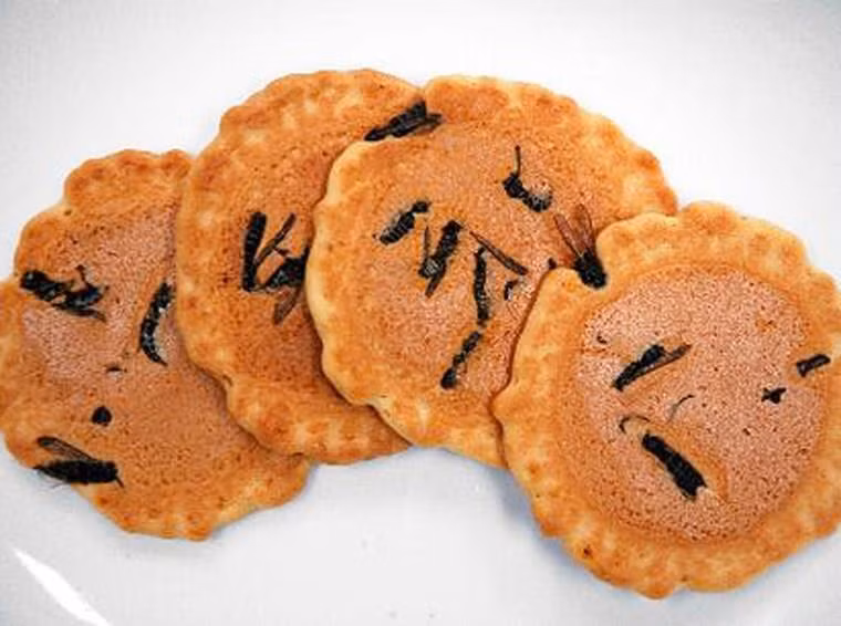 Ong sau khi luộc chín, sấy khô cho bớt độc sẽ được nhào cùng bột mì, gia vị sau đó đem nướng. Theo người dân địa phương, món bánh quy ong bắp cày có dinh dưỡng cao hơn nhiều so với bánh quy thông thường.