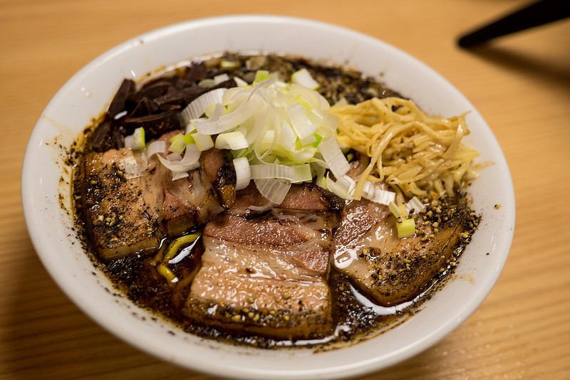 Mì ramen sốt socola: Nhiều người đã rất bất ngờ với hương vị của món ăn này. Món mì này sử dụng một loại nước dùng làm từ socola và nước thịt hầm thay vì nước dùng thông thường. Sau đó sẽ được thêm vào chút hành lá, vài lát thịt lợn và thậm chí chút vụn socola.