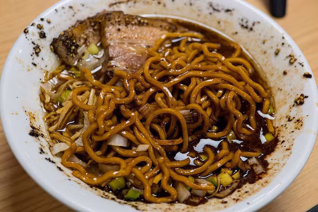 Nước dùng vừa giữ được vị ngọt đậm đà nhưng đan xen cùng mùi thơm nồng khác lạ. Lát thịt beo béo, ngầy ngậy được cân bằng với làn sốt socola đen đăng đắng. Sau khi thưởng thức hết mì, nhiều người còn thích thú xì xụp nước súp như một phần tráng miệng ngọt ngào.