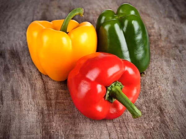 Ớt chuông được nạp vitamin C và chất chống oxy hóa thể hiện tác dụng chống viêm. Nó chứa quercetin chống oxy hóa, có thể làm giảm căng thẳng oxy hóa và viêm ở những người bị sarcoidosis, một bệnh viêm.