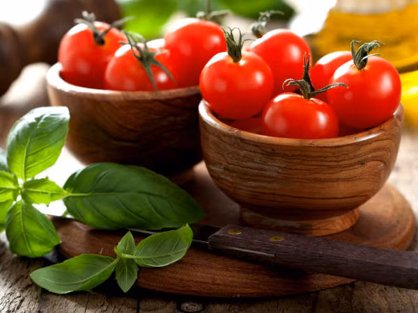 Cà chua là một nguồn dinh dưỡng tuyệt vời và một chất chống oxy hóa gọi là lycopene, được biết là có đặc tính chống viêm. Lycopene giúp giảm viêm bằng cách giảm các cytokine gây viêm ở những người thừa cân và béo phì.