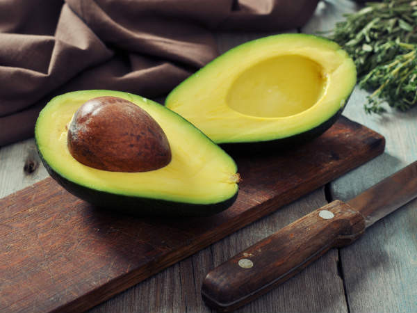 Quả bơ được coi là một siêu thực phẩm do thành phần dinh dưỡng và phytochemical. Loại quả này chứa nhiều carotenoids, tocopherols, magiê, kali, chất xơ, chất béo không bão hòa đơn và các hợp chất thiết yếu khác đã được chứng minh là có tác dụng hạ viêm.