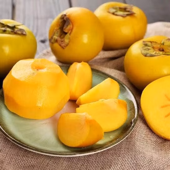 Cách làm món ngon từ hồng giòn này gồm: Hồng cắt cuống, gọt vỏ, đem ngâm vào bát nước muối 7 phút rồi vớt ra, thái lát mỏng. Rau cải thìa rửa sạch, đem cắt bỏ hết phần lá, chẻ rau cải thìa làm 3 hoặc 4 để cải dễ ngấm gia vị. Thái chỉ ớt sừng, thái mỏng hành tây.