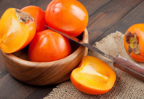 Hiện tại, hồng giòn đầu mùa đã ngập tràn trên thị trường. Tranh thủ hồng giòn vào mùa, bạn có thể thử trổ tài làm một số món ngon từ quả hồng cho cả gia đình thưởng thức.