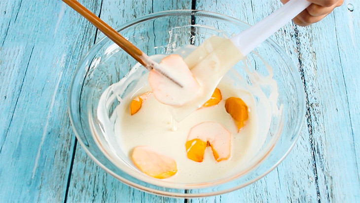 Cách làm bánh hồng chiên như sau: Quả hồng rửa sạch, gọt vỏ, đem thái lát khoảng 0,7 - 1cm. Cho hồng vào bát bột mì, xóc đều cho bột mì bám quanh miếng hồng.