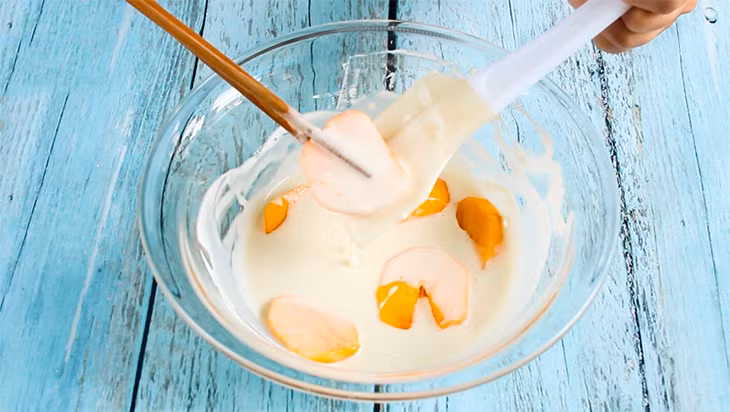 Cách làm bánh hồng chiên như sau: Quả hồng rửa sạch, gọt vỏ, đem thái lát khoảng 0,7 - 1cm. Cho hồng vào bát bột mì, xóc đều cho bột mì bám quanh miếng hồng.