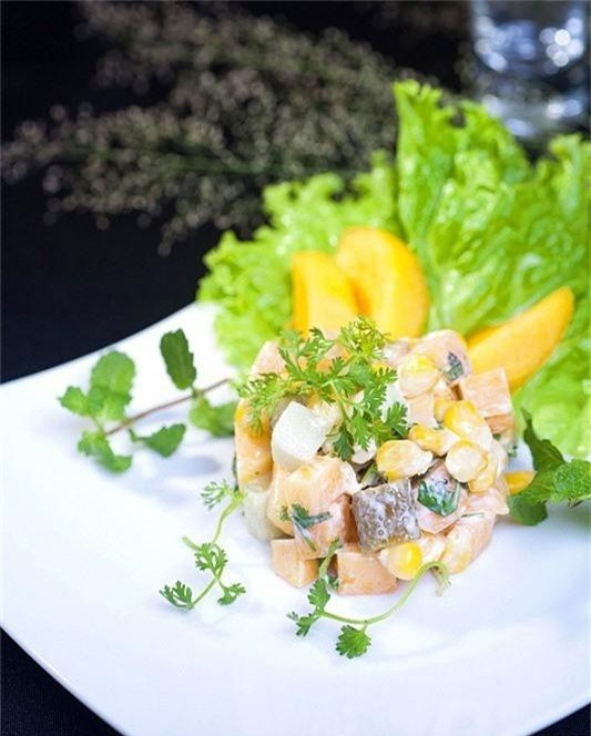 Chuẩn bị 1 bát tô to, cho hồng, táo, dưa chuột, ngô ngọt vào, thêm chút muối cho đậm vị, sau đó là các loại rau cắt nhỏ, cuối cùng cho sốt mayonaise vào trộn đều là có thể thưởng thức được rồi. Nếu bạn muốn ăn món nộm mát thì sơ chế nguyên liệu xong, bạn cất chúng vào tủ lạnh khoảng 30 phút trước khi trộn.