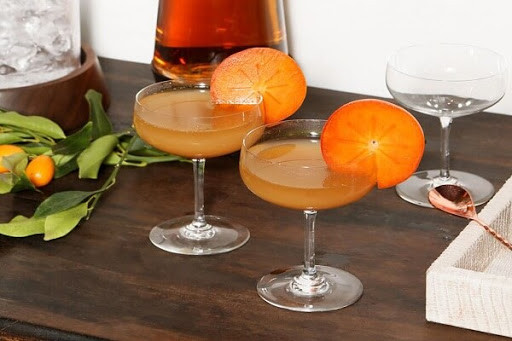 4. Làm nước cocktail quả hồng: Lấy nước hồng ép sẵn, cho đó một ít siro cây phong tạo vị ngọt, một ít nước ép puree, chanh, rượu tùy chọn (như bourbon, gin, tequila), trộn lẫn và uống chung với đá.