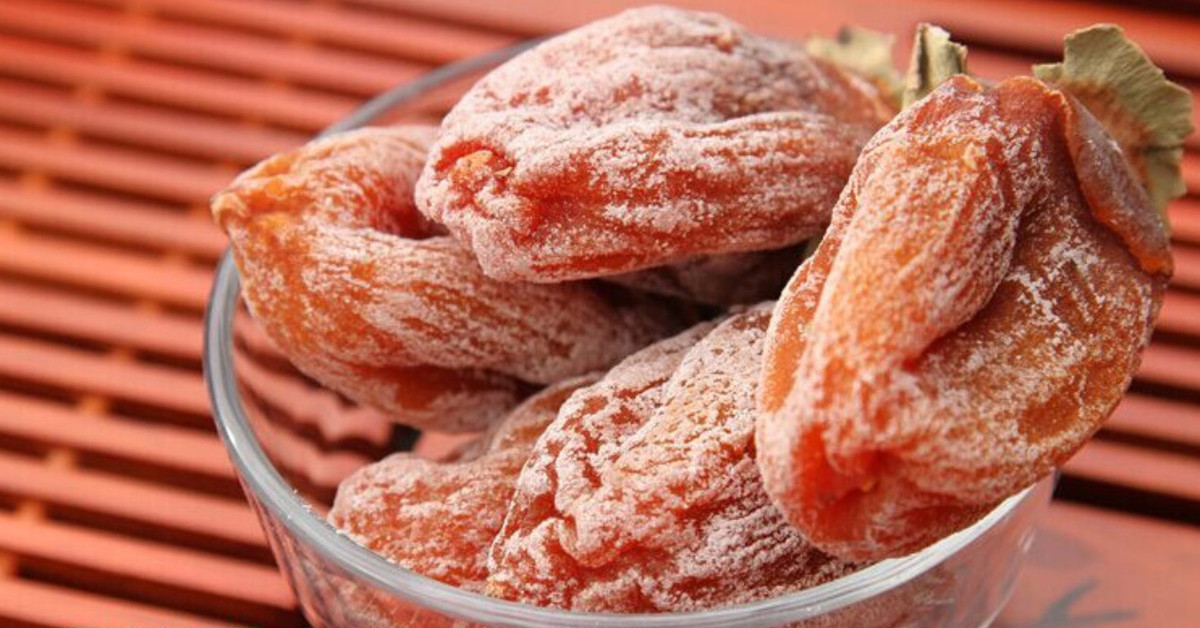 5. Mứt hồng khô dẻo: Đây là loại mứt cũng rất cầu kì và công phu nhất nhưng đổi lại hương vị của hồng lại rất ngon miệng. Cách làm mứt hồng như sau: Hồng bạn cũng đem rửa sạch và gọt vỏ đi không cầm chặt vì hồng sẽ bị bẹp thì không được đẹp mắt. Bạn cũng lưu ý để cho hồng còn nguyên cuống.