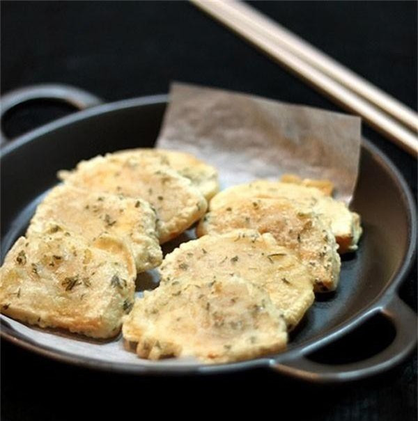 Trong một bát khác, pha bột chiên giòn với rau mùi tây, hòa trộn vào nhau cho đều, thêm chút xíu muối cho bánh đậm vị, sau đó dùng đũa nhúng miếng hồng ngập hỗn hợp bột. Khi dầu ăn nóng, bạn chiên hồng vàng đều các mặt rồi vớt ra đĩa có lót giấy thấm dầu là hoàn thành.