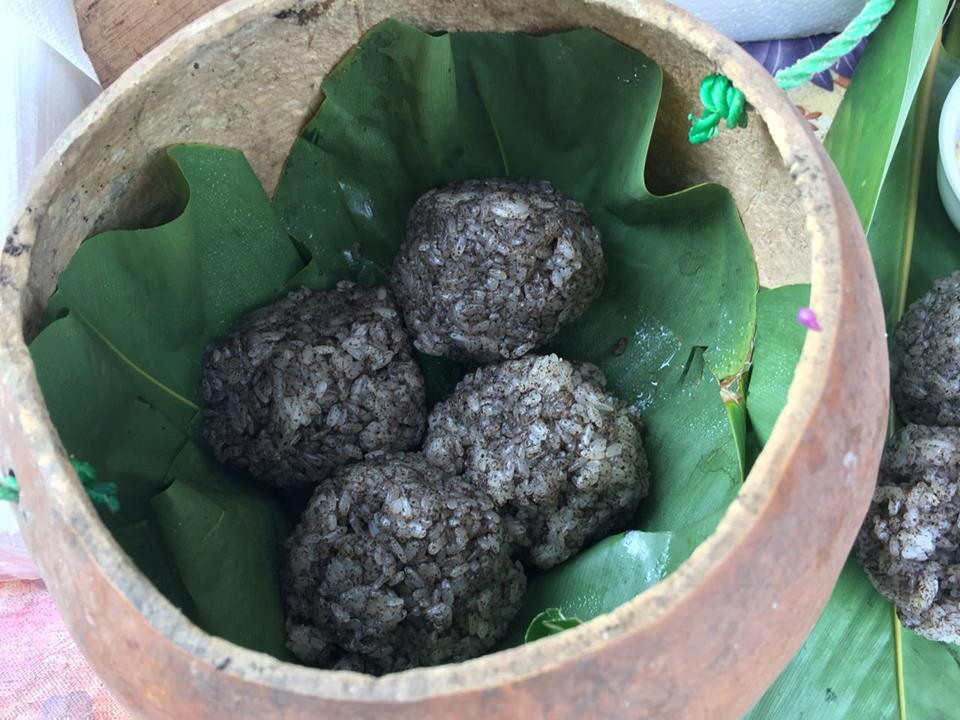 Ngoài ra còn có xôi vừng đen (tiếng Thái: Khẩu mác nga đăm) cũng là món ăn rất được yêu thích của người Thái. Người Thái trồng vừng đen trên nương, những hạt vừng tròn trịa như hạt hương nhu và có màu đen nhánh. Vừng đen của người Thái có mùi thơm và vị bùi rất ngon, người ta giã nhuyễn với một ít muối rồi trộn với xôi nóng rồi ăn. Đây là một món ăn rất tuyệt vời và giàu chất dinh dưỡng của người Thái, từ người già đến trẻ nhỏ đều rất thích. Ảnh: Internet. Mời độc giả theo dõi video "Chế biến món ngon từ nấm đông cô". Nguồn: VTC.