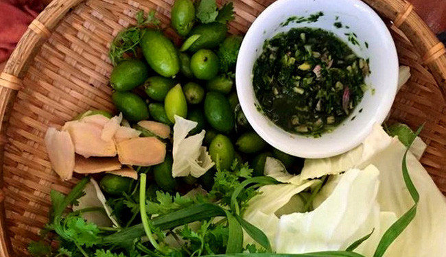 1. Nhót xanh cuốn rau sống: Bắt đầu từ tháng 12 dương lịch, là mùa nhót bắt đầu kết trái. Nhiều người trong gia đình người Thái, hoặc nhóm bạn bè, họ hàng thường tụ tập lại để cùng tán gẫu và ăn món ăn vặt độc đáo này.