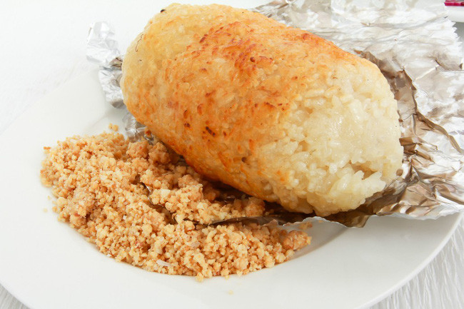 Chẳng hạn như món khẩu chí – xôi nướng, người ta nắm xôi với một ít muối thành những nắm to bằng chiếc bánh mì hoặc bé hơn, nhiều người còn giã qua xôi trước khi nắm. Sau đó phết một lớp mỡ lợn bên ngoài và nướng trên than hồng. Khi xôi đã vàng giòn bên ngoài là có thể đem ra ăn. Món ăn này rất được ưa chuộng trong mùa đông ở Tây Bắc, khi tiết trời se lạnh một nắm xôi nóng quả là món ăn đáng được suýt xoa.