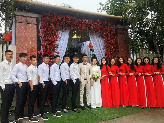 Chú rể Văn Đức hóa “nam thần” khi diện một bộ vest lịch lãm trong khi Nhật Linh xinh đẹp với áo dài trắng đơn giản.