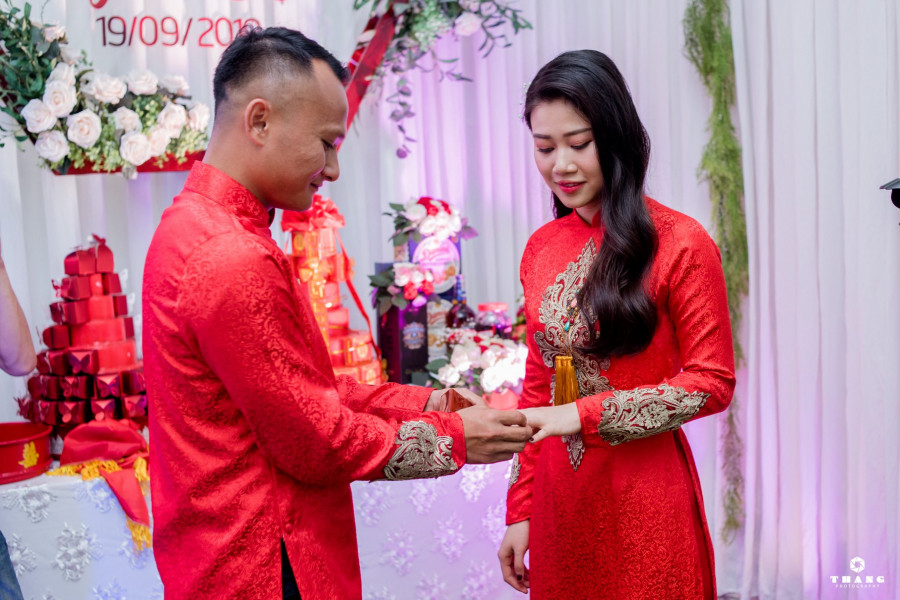 Cầu thủ Trọng Hoàng lấy vợ vào tháng 10/2018, anh và bà xã quen nhau 3 năm trước khi làm đám cưới. Vợ của Trọng Hoàng sở hữu nhan sắc cực xinh đẹp và nền nã. 