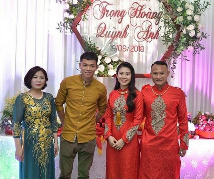 Trong ngày trọng đại, Trọng Hoàng và Quỳnh Anh lựa chọn áo dài ăn hỏi màu đỏ nổi bật với những họa tiết đơn giản.