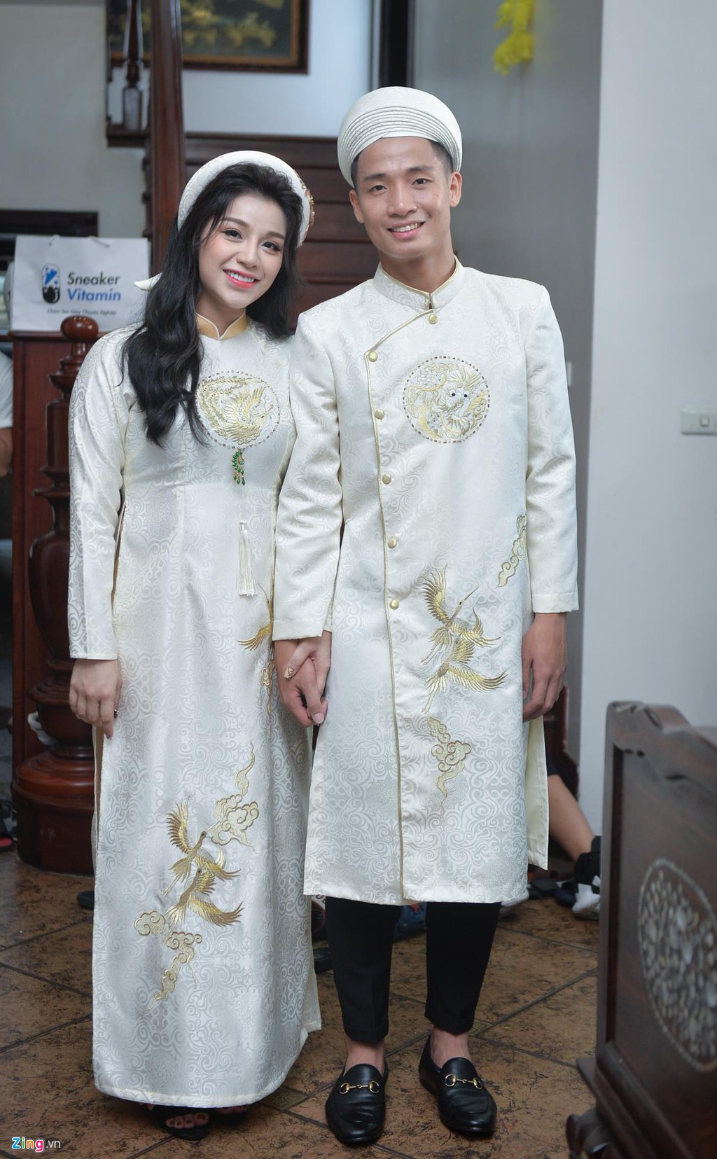 Giữa năm 2019, hậu vệ Bùi Tiến Dũng cũng đã rước cô bạn gái xinh đẹp Khánh Linh về nhà sau một thời gian hẹn hò. Cả hai có một lễ đính hôn ấm cúng bên gia đình. Cô dâu chú rể diện áo dài trắng với các họa tiết màu vàng cực đơn giản nhưng lại rất sang trọng.