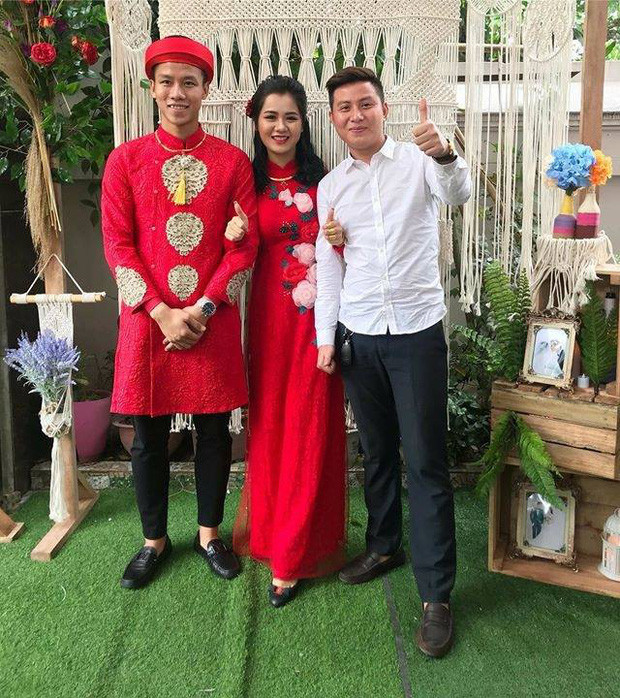 Quế Ngọc Hải đã làm lễ ăn hỏi ngày 13/12/2017. Anh và vợ Thùy Phương cùng mặc áo dài truyền thống với tông màu đỏ may mắn. Video "Minh Hằng chia sẻ về phong cách thời trang". Nguồn: VTC.