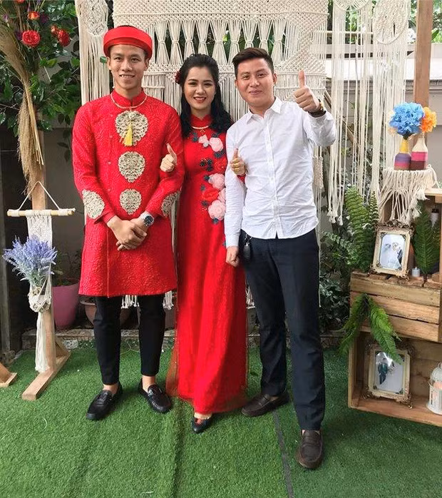 Quế Ngọc Hải đã làm lễ ăn hỏi ngày 13/12/2017. Anh và vợ Thùy Phương cùng mặc áo dài truyền thống với tông màu đỏ may mắn. Video "Minh Hằng chia sẻ về phong cách thời trang". Nguồn: VTC.