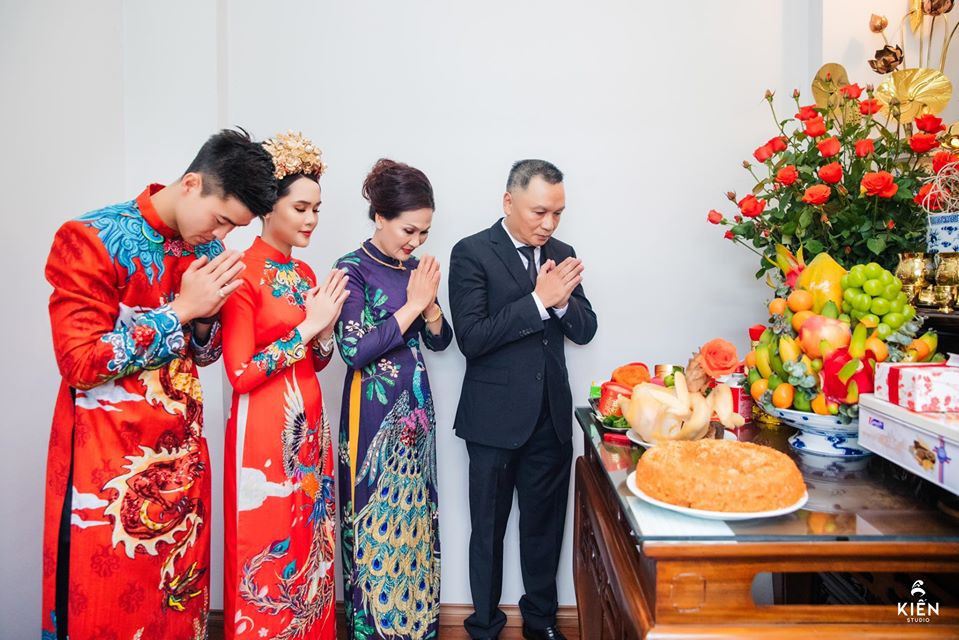 Bộ trang phục của cô dâu Quỳnh Anh gây chú ý với chiếc mấn được thiết kế cực kì tỉ mỉ.