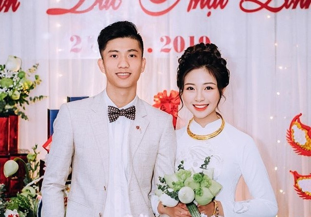 Trước đó, ngày 21/12/2019, cầu thủ Phan Văn Đức và bạn gái Võ Nhật Linh tổ chức lễ ăn hỏi tại Nghệ An. Cô dâu Nhật Linh gây ấn tượng với khuôn mặt trang điểm nhẹ nhàng, mặc áo dài trắng.