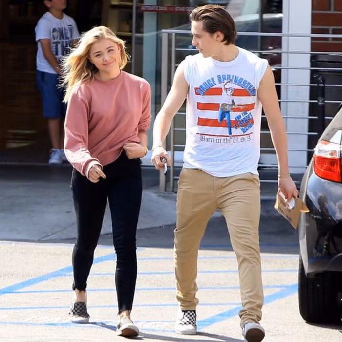  Bạn gái đầu tiên của Brooklyn Beckham là Chloe Moretz. Cả hai chính thức hẹn hò từ năm 2014, sau khi phát hiện xuất hiện chung tại Tuần lễ thời trang Los Angeles. Từ năm từ 2014-12018, quý tử nhà Beckham hẹn hò nhiều mỹ nhân, cô đều tha thứ. Song, mối quan hệ này chỉ kéo dài 4 năm. "Thật khó khăn khi chia tay với Brooklyn, nhưng mọi thứ nên dừng lại", diễn viên trẻ nói với Times of London.