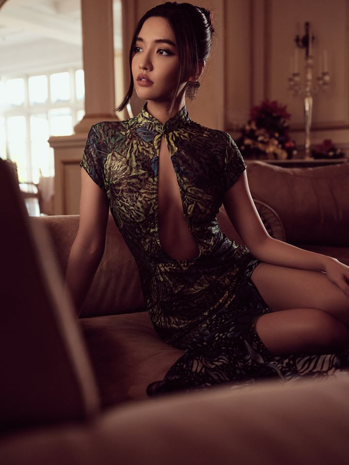 Chiếc váy xường xám với đường cắt xẻ táo bạo giúp người đẹp khéo khoe vòng một lấp ló.