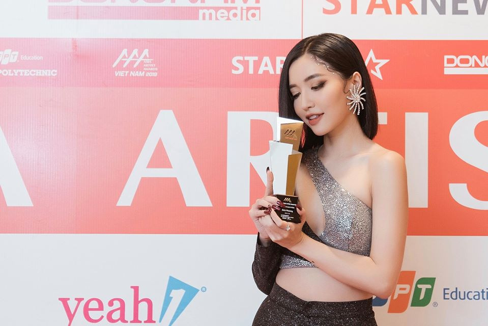 Dù là trang phục biểu diễn hay đi sự kiện, Bích Phương cũng chọn trang phục cắt xẻ táo bạo.