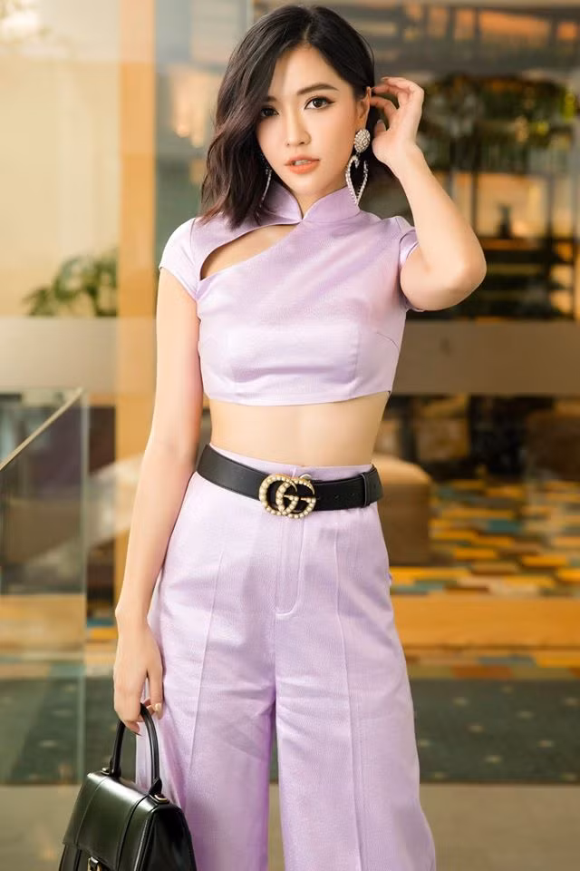 Diện kiểu đồ mang hơi hướm Trung Hoa, Bích Phương cũng không quên lựa chọn phom dáng đặc trưng để tôn lên hình thể gợi cảm. Ảnh: FB. Mời độc giả theo dõi Video "Minh Hằng chia sẻ về phong cách thời trang". Nguồn: VTC.