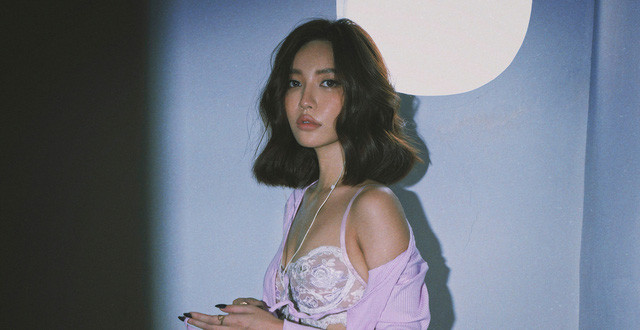 Vài năm trở lại đây, Bích Phương thay đổi từ cách trang điểm, mái tóc đến thần thái, phong cách thời trang để theo đuổi hình tượng quyến rũ.