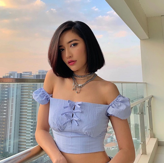 Bích Phương cũng chuộng cách kết hợp áo crop top với điểm nhấn ở ngực cùng quần lưng cao để tôn vòng một và đôi chân dài thon thả.