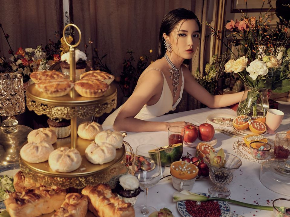 Hướng đến hình ảnh ca sĩ quyến rũ, Bích Phương ngày càng chăm mặc các trang phục gợi cảm, kiệm vải.