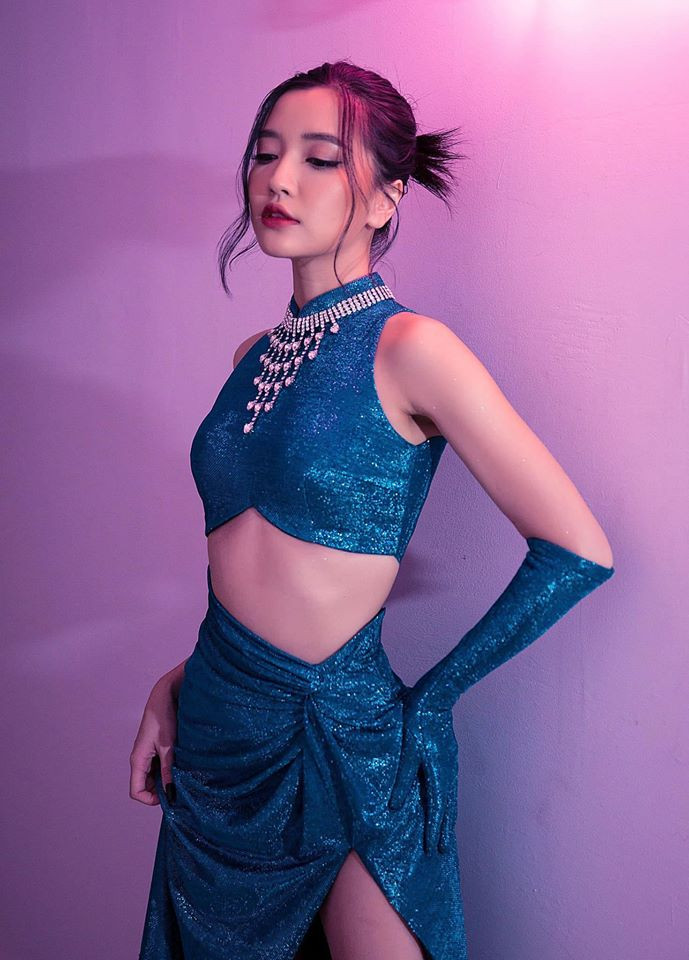 Bích Phương khoe eo thon với bộ đồ màu xanh lấp lánh.