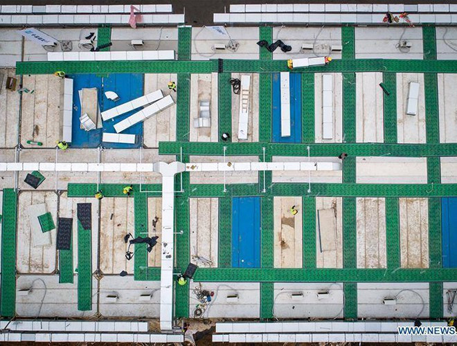 Theo Tân Hoa xã, để xây dựng thần tốc Bệnh viện Hỏa Thần Sơn, Trung Quốc đã sử dụng tới 7.000 người, trong đó có thợ hàn chì, thợ điện và nhiều chuyên gia. Bệnh viện được xây xong trong khoảng 10 ngày.