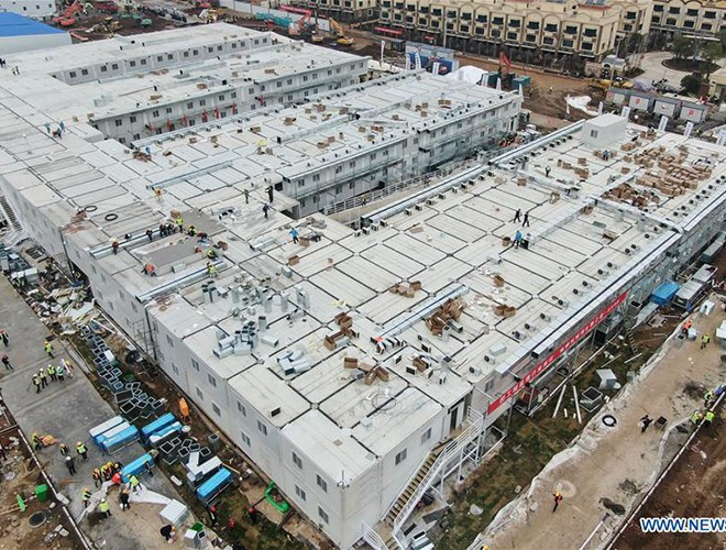 Trước tình hình diễn biến phức tạp của dịch viêm phổi cấp do chủng virus corona mới 2019-nCoV, hai bệnh viện dã chiến của Trung Quốc là Hỏa Thần Sơn và Lôi Thần Sơn được hoàn thành nước rút.