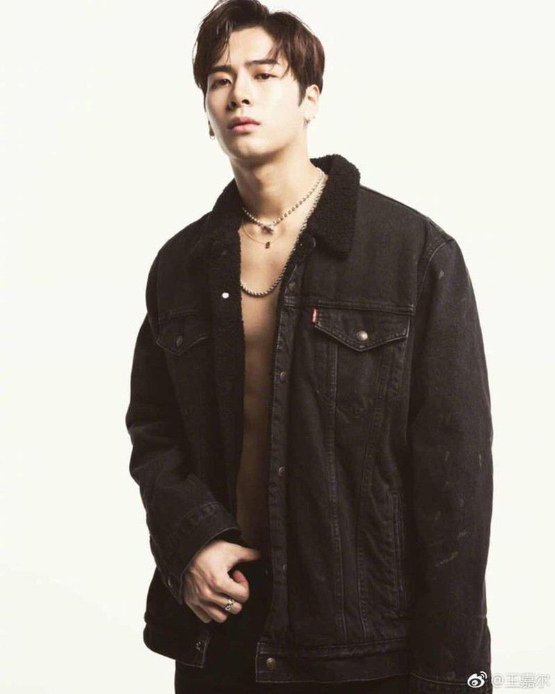 Bên cạnh những bộ đồ thể thao hay hip hop năng động, Jackson (GOT7) cũng khá ưa chuộng kiểu mặc áo denim hay sơ mi không cài cúc để lộ thân hình bên trong.