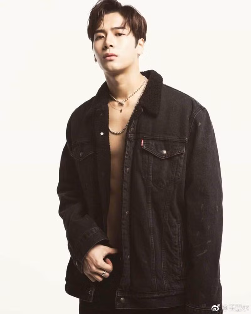 Bên cạnh những bộ đồ thể thao hay hip hop năng động, Jackson (GOT7) cũng khá ưa chuộng kiểu mặc áo denim hay sơ mi không cài cúc để lộ thân hình bên trong.