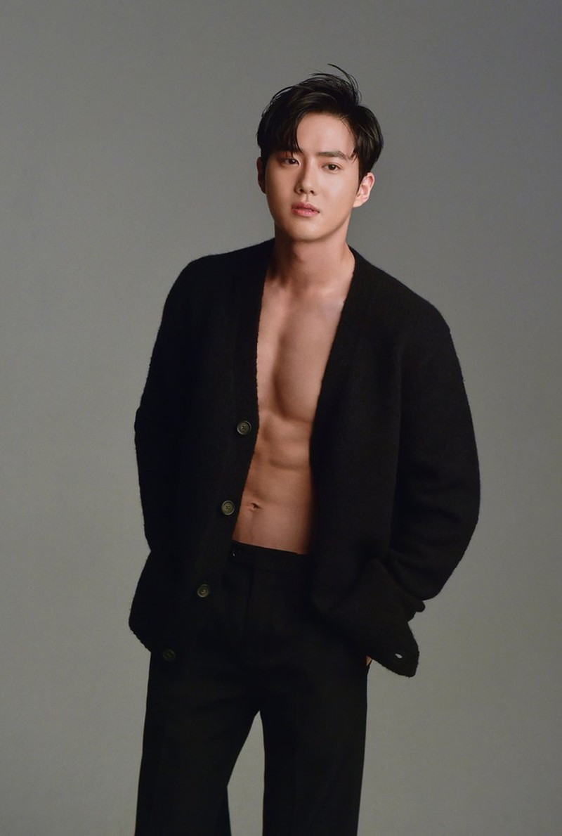 Trưởng nhóm EXO Suho là một trong những những mỹ nam Hàn Quốc sở hữu thân hình đáng mơ ước. Anh chuộng mốt mặc áo phanh ngực khoe body cực phẩm khiến người hâm mộ “bấn loạn”.