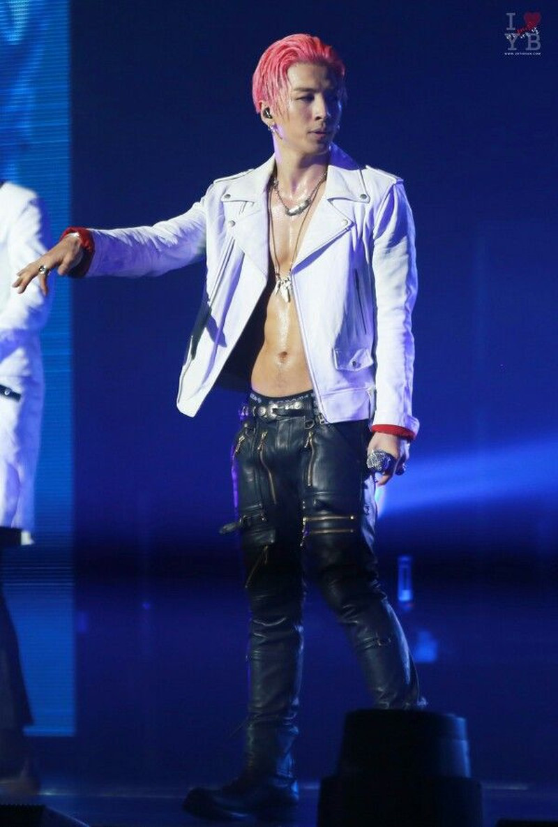 Nhắc đến những sao nam Hàn Quốc chịu khó mặc áo phanh ngực khoe cơ bụng 6 múi trước công chúng không thể thiếu Taeyang (Big Bang).