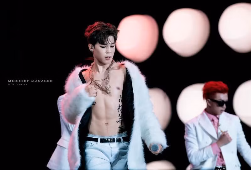 Được bình chọn là nam thần sexy nhất KPop, Jimin (BTS) gây ấn tượng với khán giả bằng những trang phục đốt mắt người nhìn. Anh chàng chỉ cần mặc một chiếc áo lông trắng khoe cơ bụng sáu múi và vòng ngực săn chắc khiến fan nữ chết mê chết mệt.