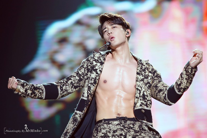 Minho (SHINee) luôn là một trong những nam thần tượng Hàn Quốc được khen điển trai và có thân hình đáng mơ ước nhất. Mỹ nam này gây dấu ấn với một số lần diện vest không cài cúc, thực hiện các động tác vũ đạo nóng bỏng.