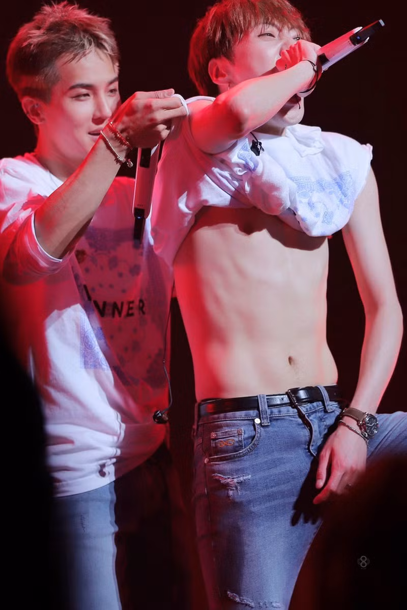 Có lần, trưởng nhóm WINNER Kang Seung Yoon khoe cơ bụng bằng cách táo bạo hơn - quấn áo lên cao.