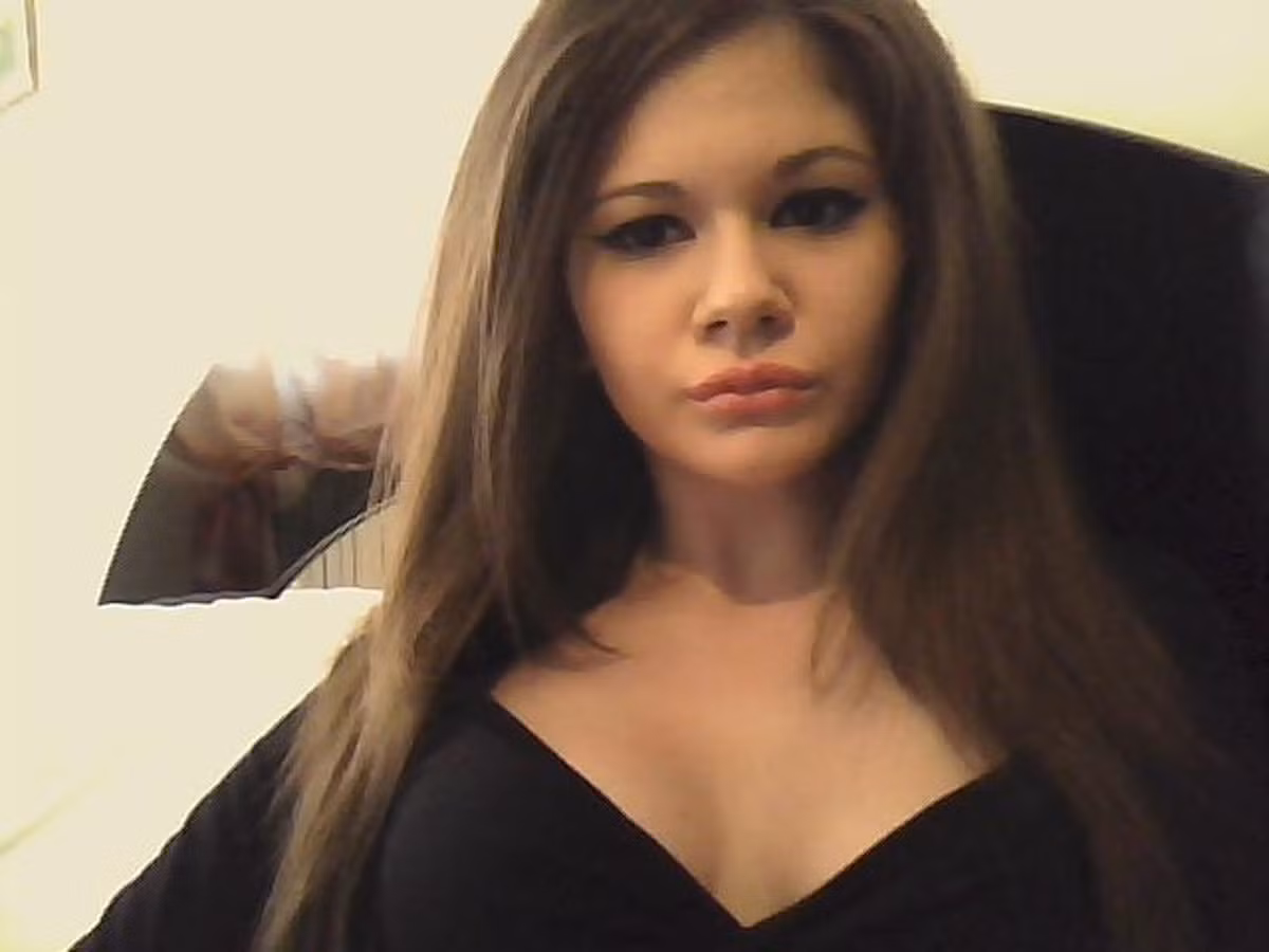 Ivanova muốn bơm môi thêm nhưng khẳng định mình không nghiện. Cô cho rằng mình là độc nhất và không bắt chước bất kỳ người nổi tiếng nào. Ảnh hồi chưa bơm môi của cô gái 22 tuổi này trông khá ưa nhìn.