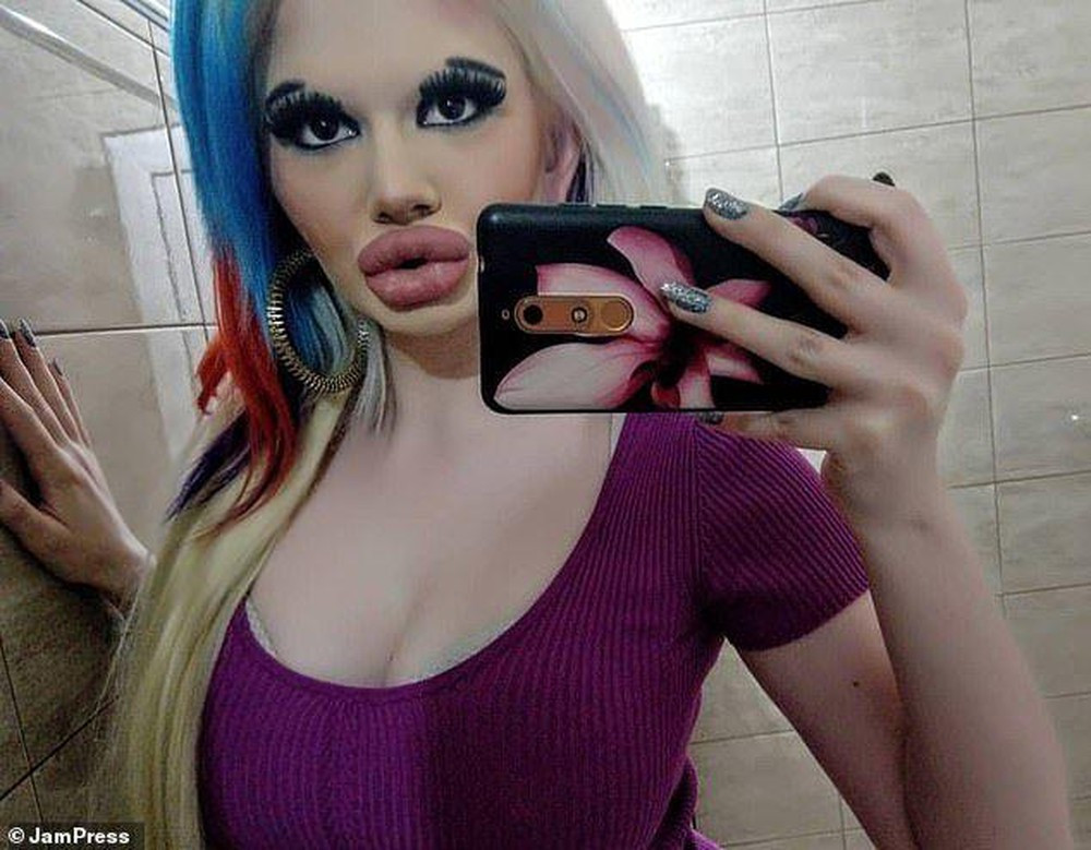 Ivanova chia sẻ: "Mỗi ngày tôi nhận được hàng nghìn lời khen về đôi môi, phong cách thời trang của mình. Có cả bình luận tích cực lẫn tiêu cực nhưng chủ yếu là phụ nữ viết các bình luận tiêu cực".