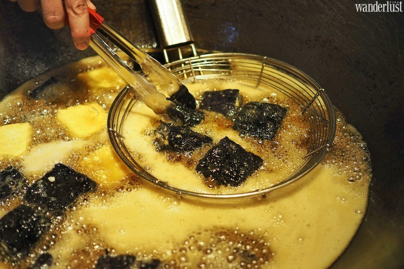 Bí mật của món đậu phụ này là dung dịch nước muối ngâm đậu phụ ở công đoạn trên người ta cho thêm vào những gia vị đặc biệt như măng tươi, đậu nành lên men đặc biệt của vùng Lưu Dương, nấm hương và rượu trắng thượng hạng. Thời gian ngâm đậu cũng là một yếu tố không nhỏ tác động vào hương vị.