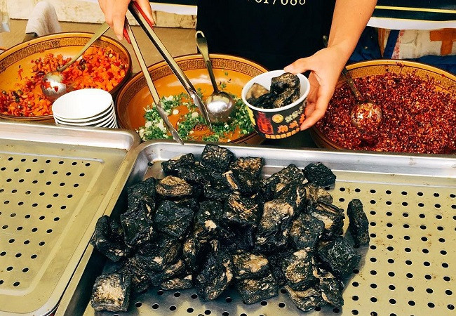 Mỗi thực khách khi được hỏi về cảm giác sau khi ăn món đặc sản độc đáo của Hồ Nam này xong đều phải cảm thán một câu: “Đen như mực, non như pho mát, mềm như nhung” .